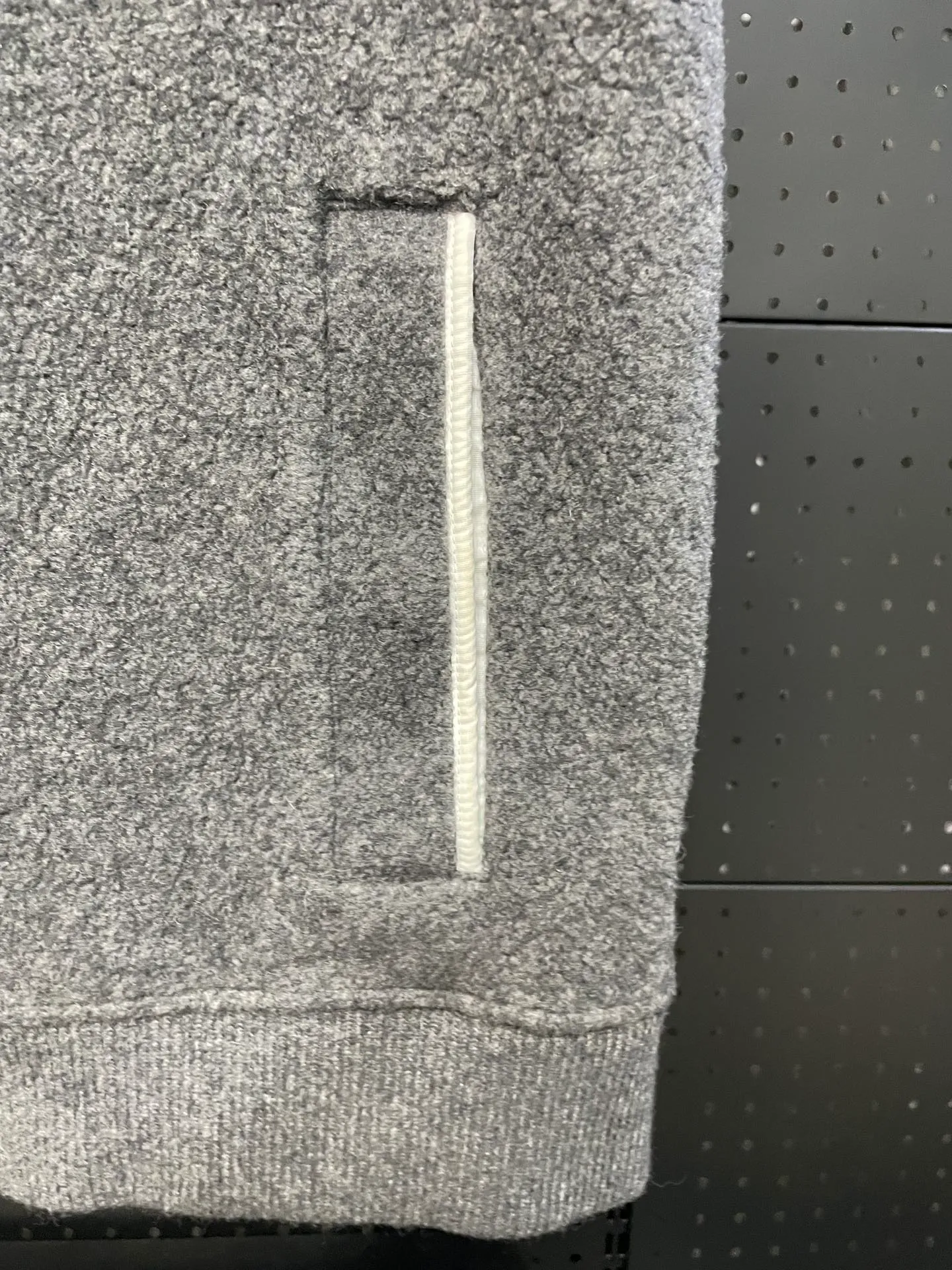 P600 Black CANADA GOOSE/Canada Goose Autumn and Winter Couple's Fleece Vest Jacket 🔘Color: Black Gray Khaki Highest version Original fabric High version High quality) ⚠All details Fabric accessories craftsmanship (all 1:1 passed inspection) (The owner is a "detail monster" so the goods he makes also pay attention to details) 1⃣ Distinguish the wrong version of market goods: all go single line ❌ Our genuine 1:1 special machine presses the line (high requirements for machine workers) 2⃣ Differentiates the market from drawings and making goods. Fabric color difference is too big. You get what you pay for, not fast food. 3⃣ Differentiates the market from low-end versions to receive labels, hang tags, and wash labels. All our accessories are custom-made (approved level) 4⃣ Differentiates the market from the detail-free workmanship❌ Our workmanship: neckline, shoulder line, armholes, cuffs, hem (In order to increase the cost, we must also restore the original product: yoke taping, double needle threading🔍) Size: S-XXL